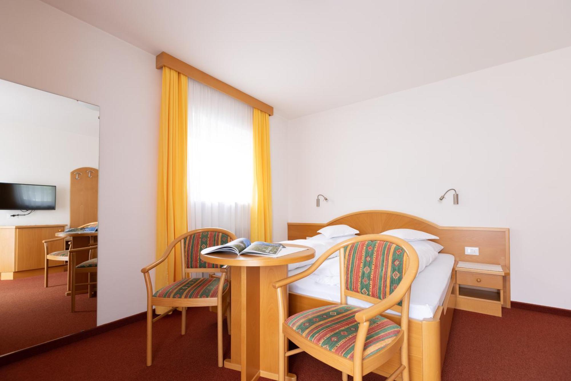 Garni Juval Hotel Tirolo Bagian luar foto